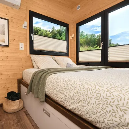 Aurora Hill 营地 *